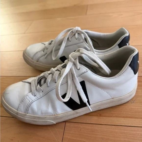 Veja Esplar Leather Low-Top Sneaker - Picture 3 of 6